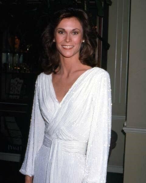 Kate Jackson odiše glamurom iz 1970. godine u bijeloj haljini s šljokicama nasmijana 8x10 fotografija