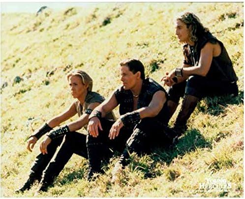 Mladi Hercules centimetar za 10 inča fotografije Ryan Gosling, Chris Conrad i Dean O'Gorman Cijelo tijelo sjedeći na Hillside Kn