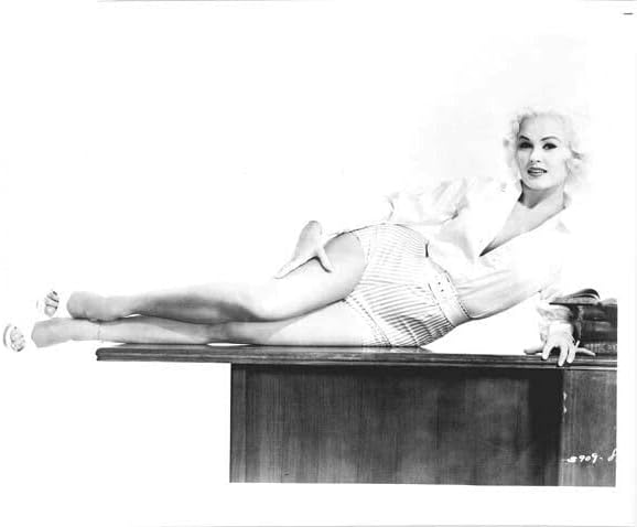 Mamie van Doren 1950-ih pin-up u kratkim hlačama koje leže na stolu 8x10 inča fotografije