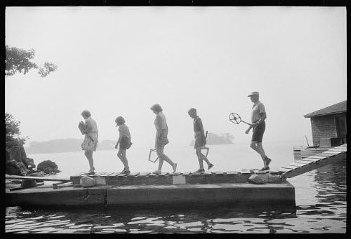 PovijesneFindings Foto: Bijela obitelj, most, otok Watch, rum točka, jutarnji tenis, 1957, Toni Frissell